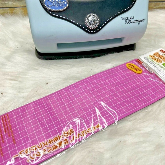 Sizzix Texture Boutique Embossing Machine Baby Blue Purse Style Long Cutting Mat - Picture 8 of 10